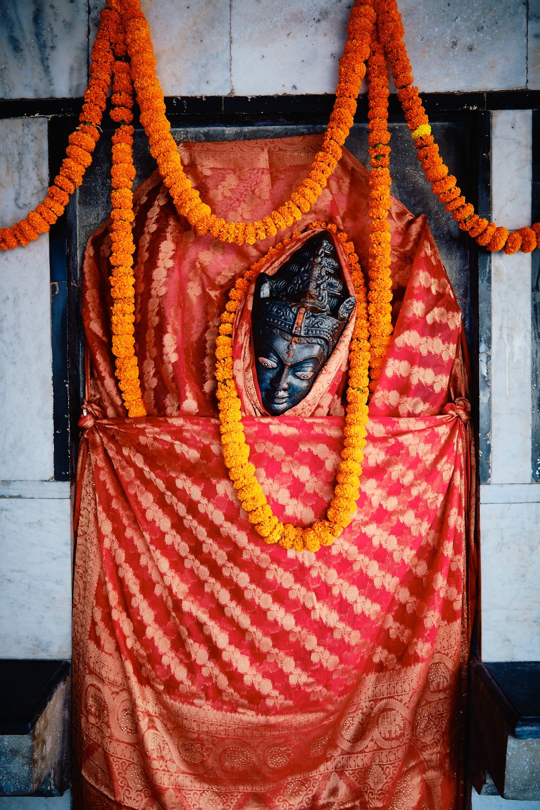 Photography Street Oblivion India Devotion Religion Transcendence Devi Red Garland Bodhgaya