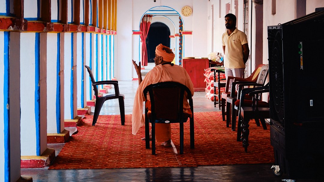 Photography Street Oblivion India Devotion Religion Transcendence Priest Pillars