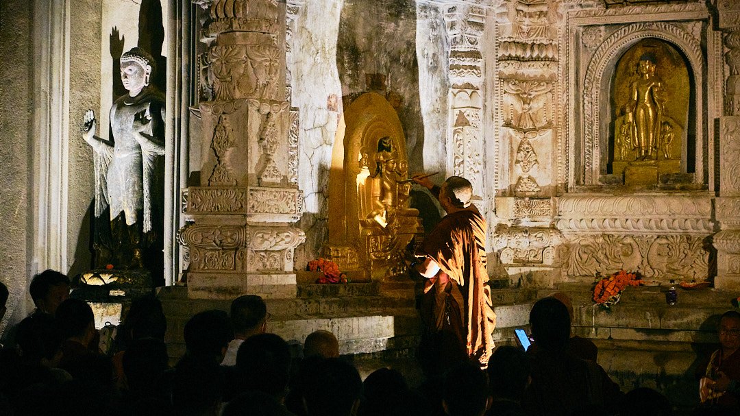 Photography Street Oblivion India Devotion Religion Transcendence Monk Painting Buddha